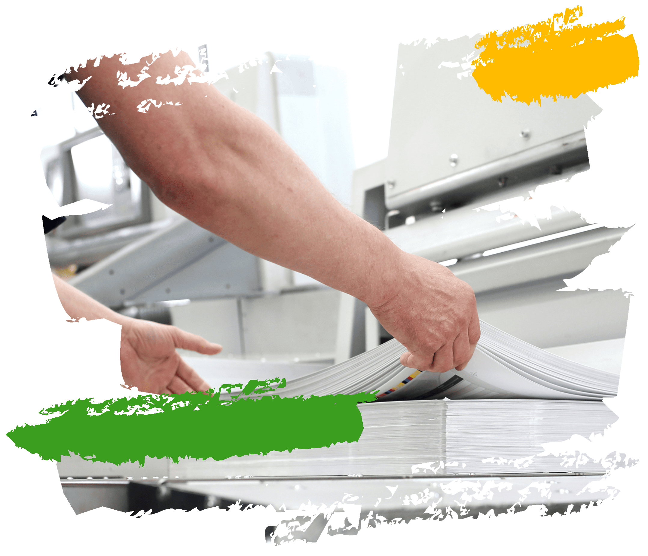 Opérateur manipulant des feuilles imprimées pour le façonnage